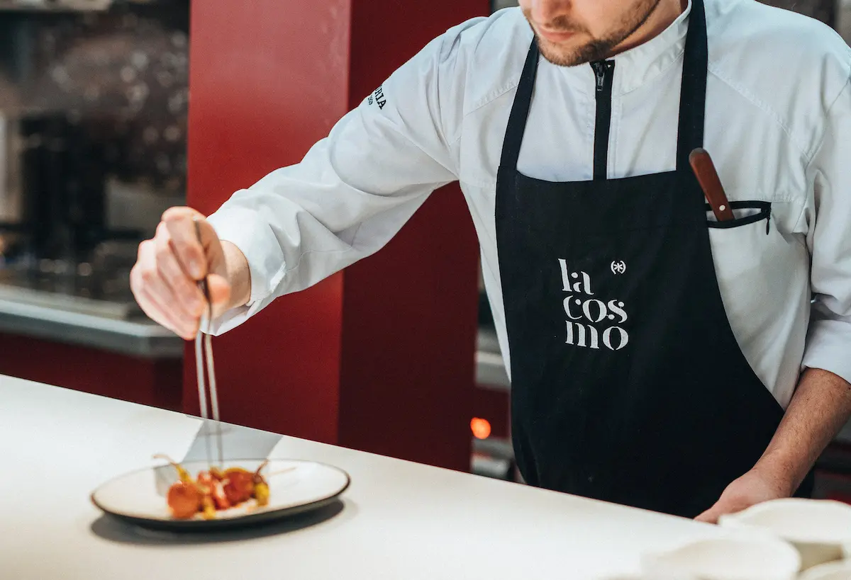 Chaqueta de cocina: La prenda imprescindible para los chefs - Cómo se llaman los uniformes de cocineros chaqueta de cocina - Cómo se llaman los uniformes de cocineros