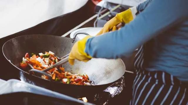 Ayudante de cocina en Valencia: Una profesión en auge - Cuánto gana un ayudante de cocina en Valencia ayudante de cocina valencia - Cuánto gana un ayudante de cocina en Valencia
